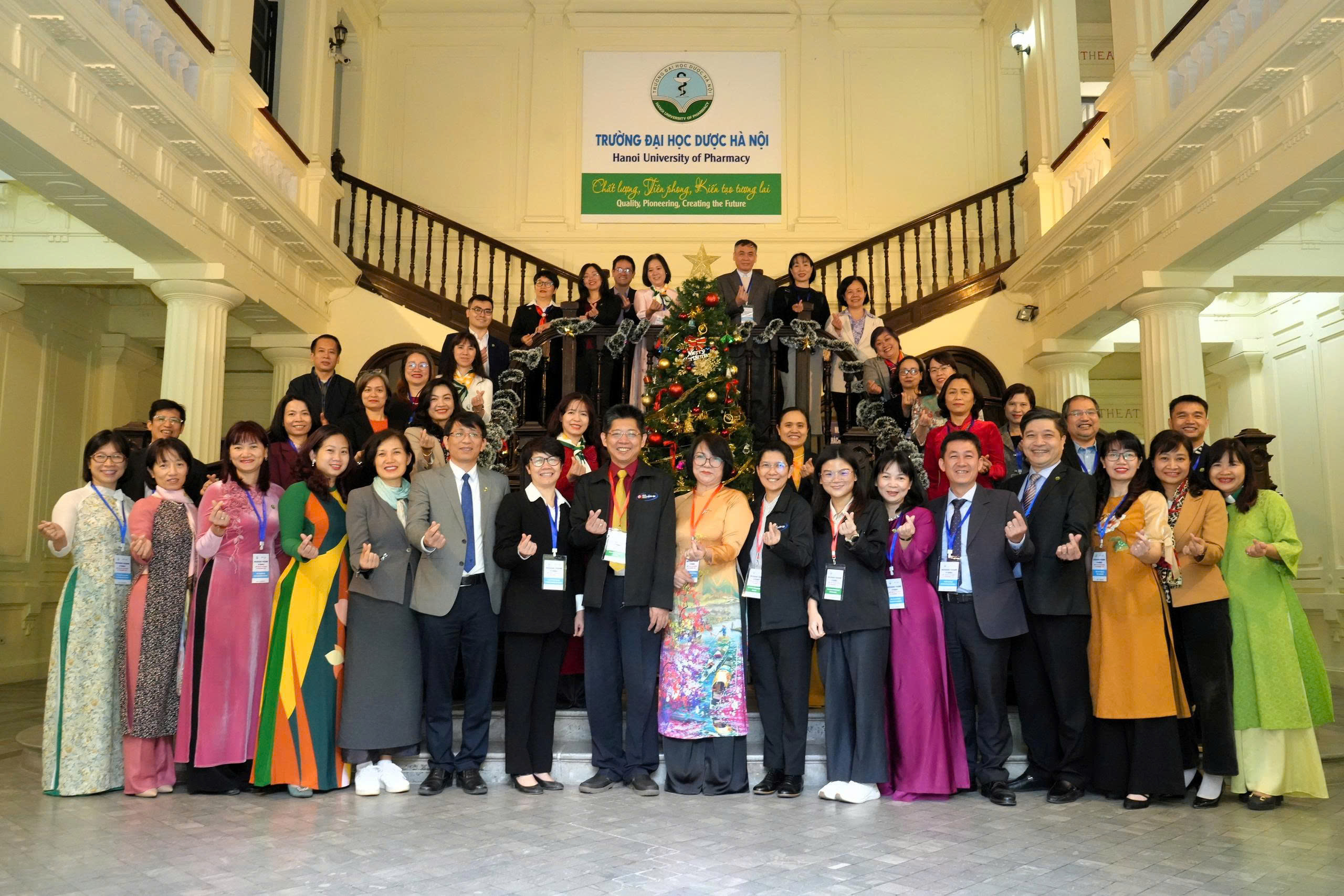 NGÀY THẦY THUỐC VIỆT NAM 27/2 - TIẾP NỐI 112 NĂM TRUYỀN THỐNG ĐÀO TẠO DƯỢC, PHỤNG SỰ VÌ SỨC KHOẺ CỘNG ĐỒNG